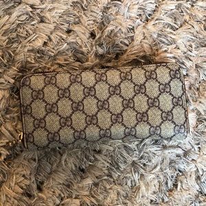 Guzzi zip around wallet